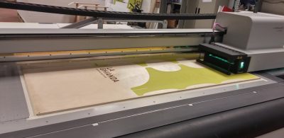 Espositore in legno per azienda di farine bio
