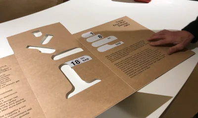 Fondi in cartone con testi e figure a rilievo